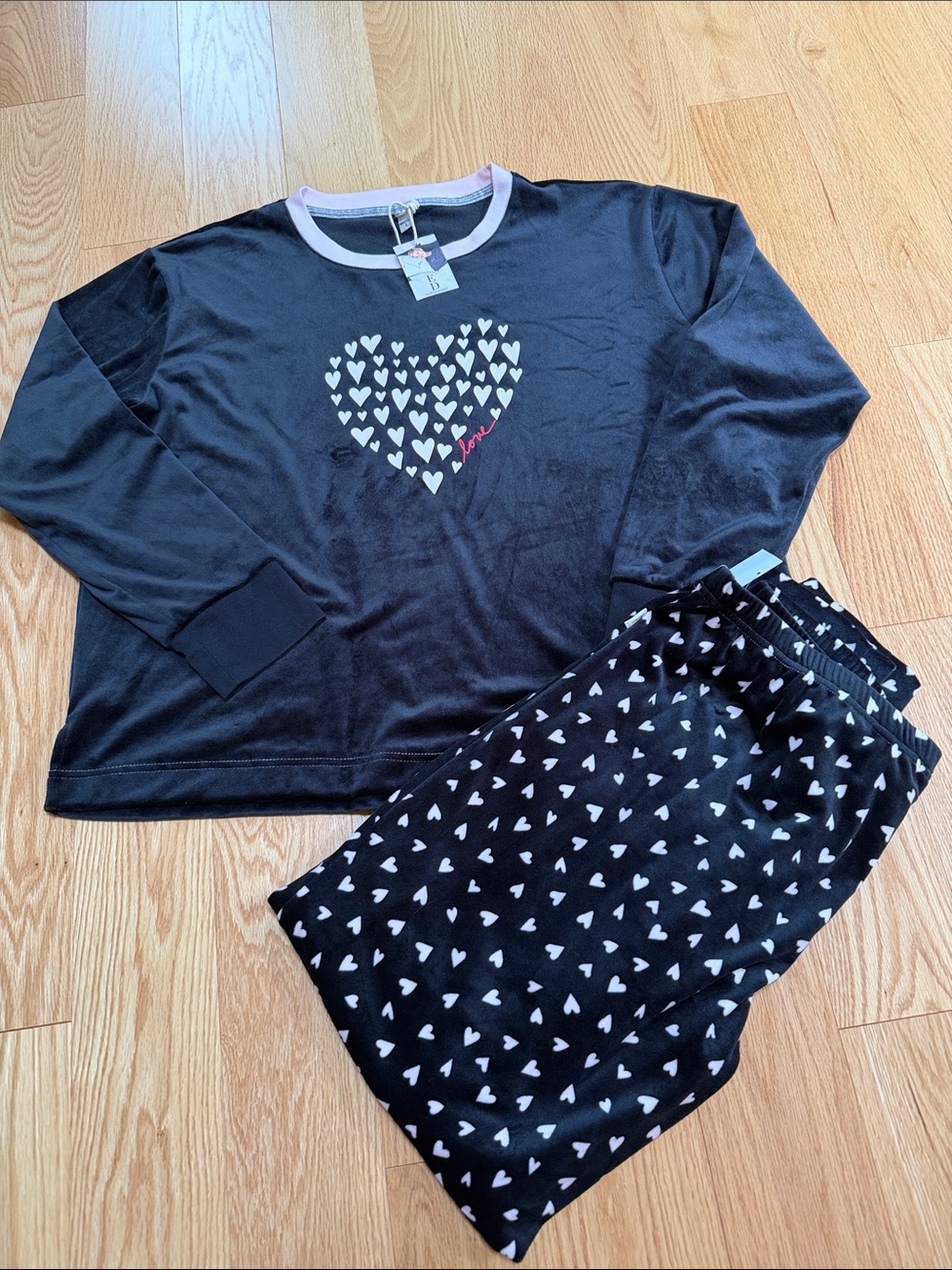 New! Ellen Degeneres black large velour heart sleepwear set .